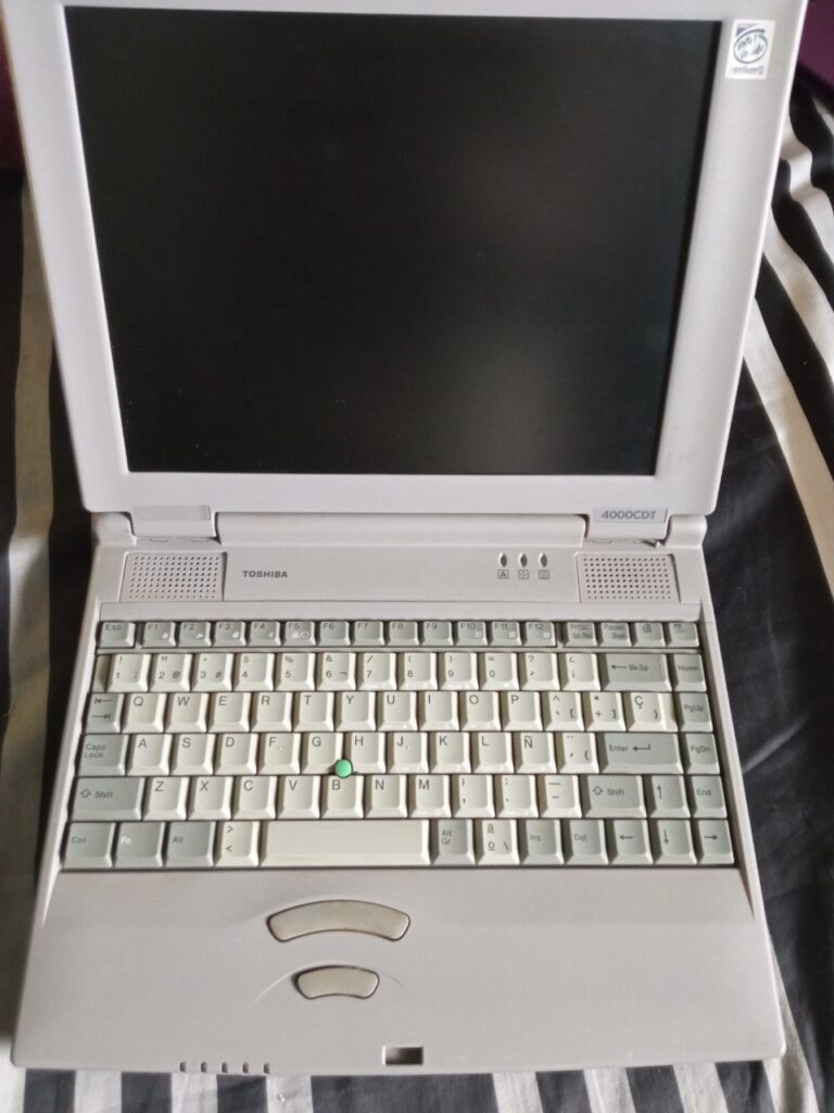 Picture of an old-school grey laptop.