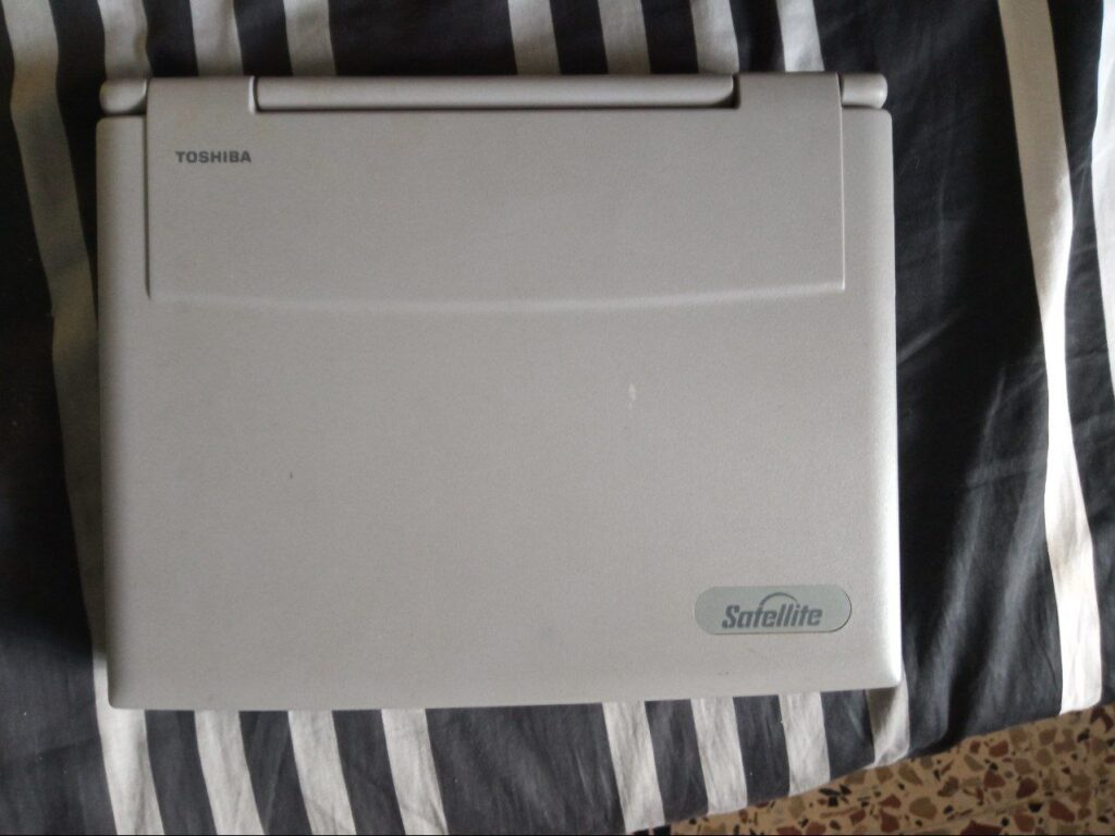 Another picture of the same laptop, with its lid closed.